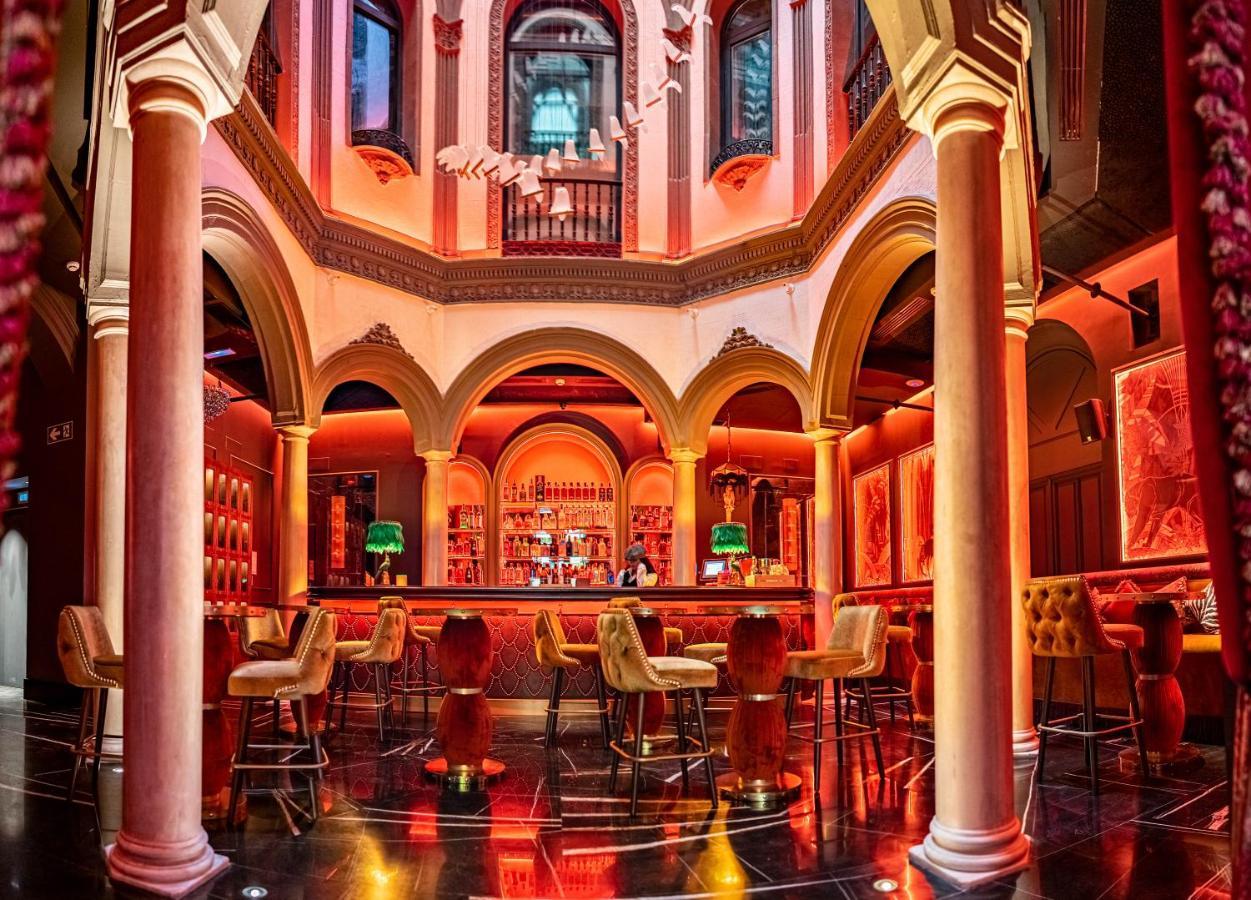 Hotel Lobby Sevilla Exterior foto The bar at the nightclub