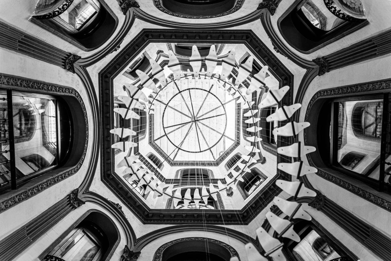 Hotel Lobby Sevilla Exterior foto The central staircase