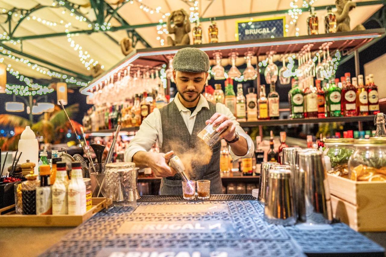 Hotel Lobby Sevilla Exterior foto A bartender at work
