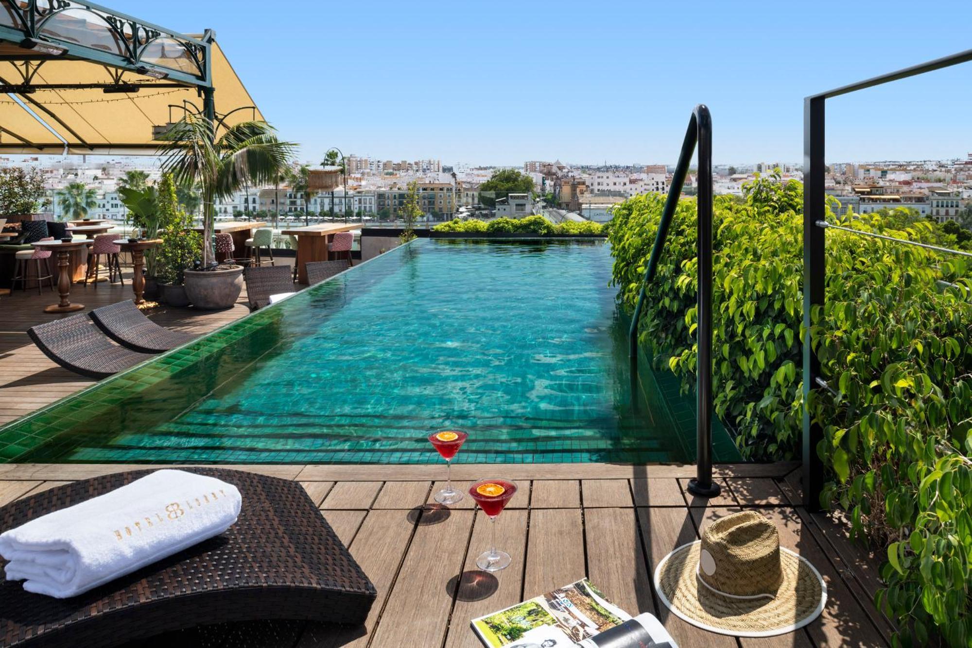 Hotel Lobby Sevilla Exterior foto Rooftop pool