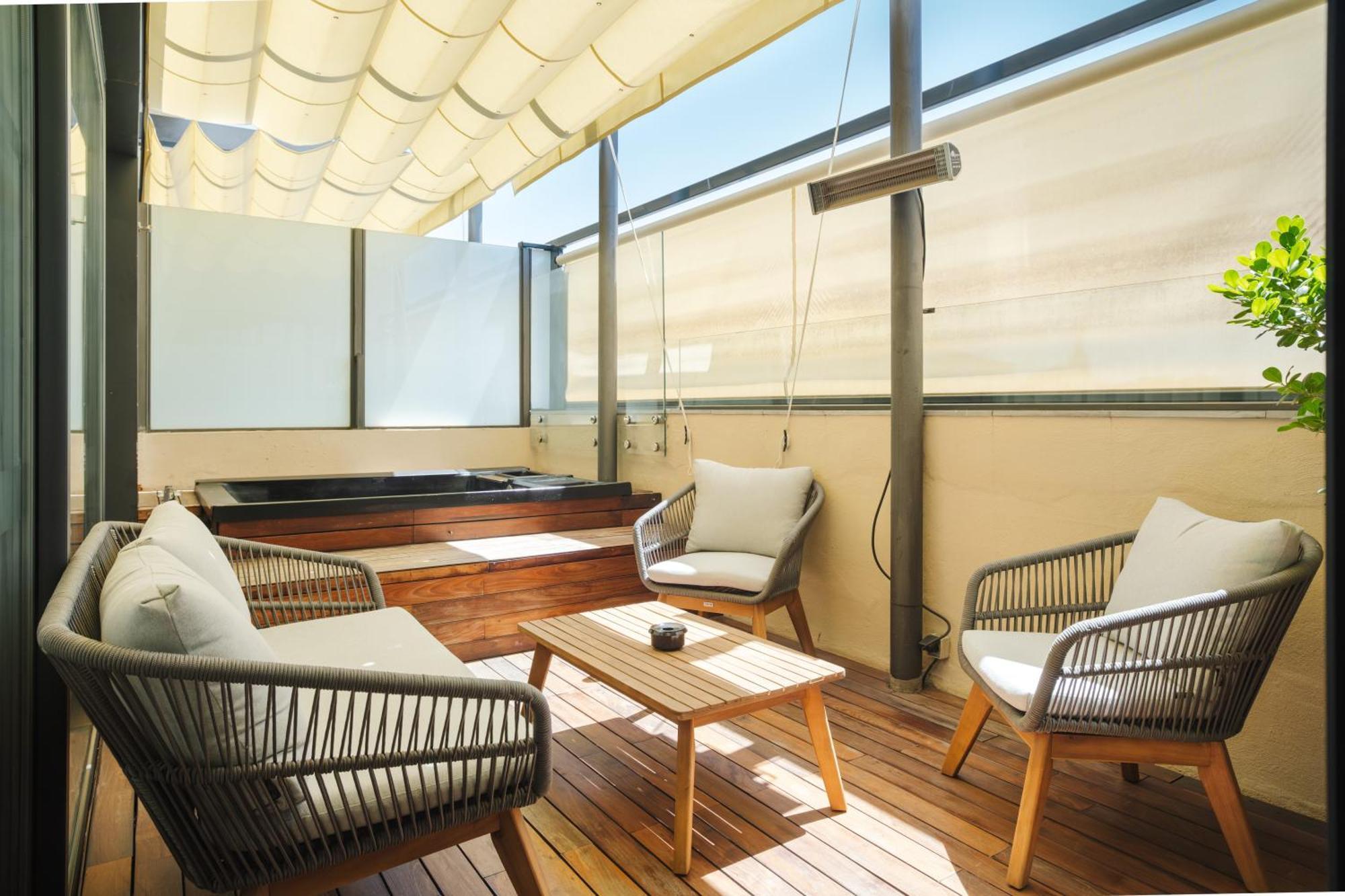 Hotel Lobby Sevilla Exterior foto A balcony with a retractable awning