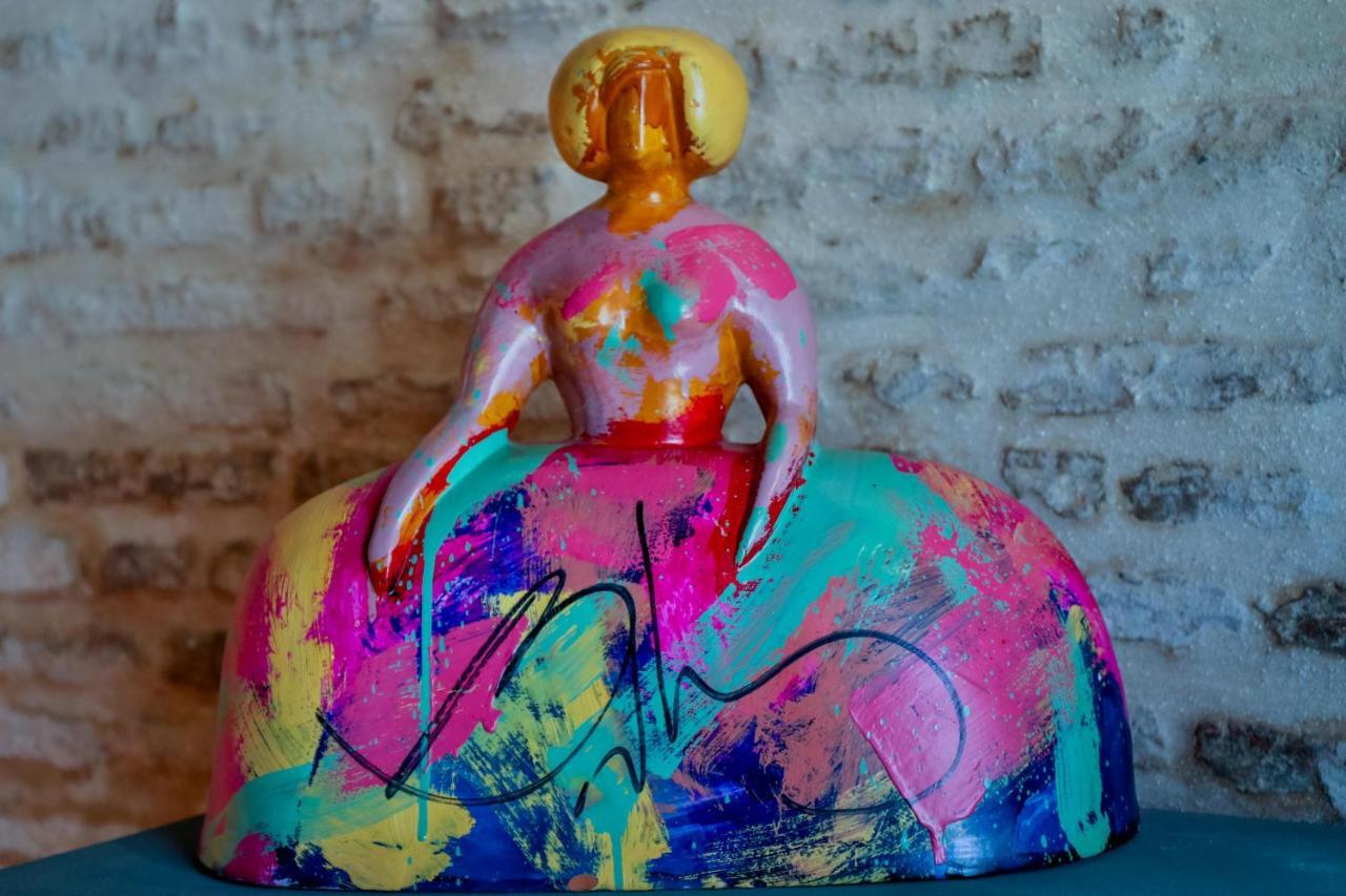Hotel Lobby Sevilla Exterior foto A sculpture by artist and designer, Mark Harris