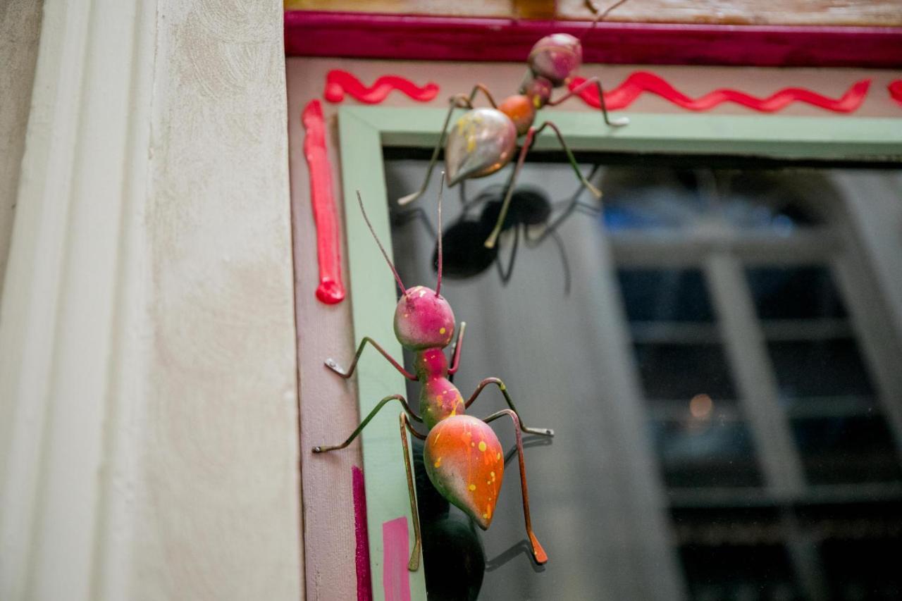 Hotel Lobby Sevilla Exterior foto A toy ant